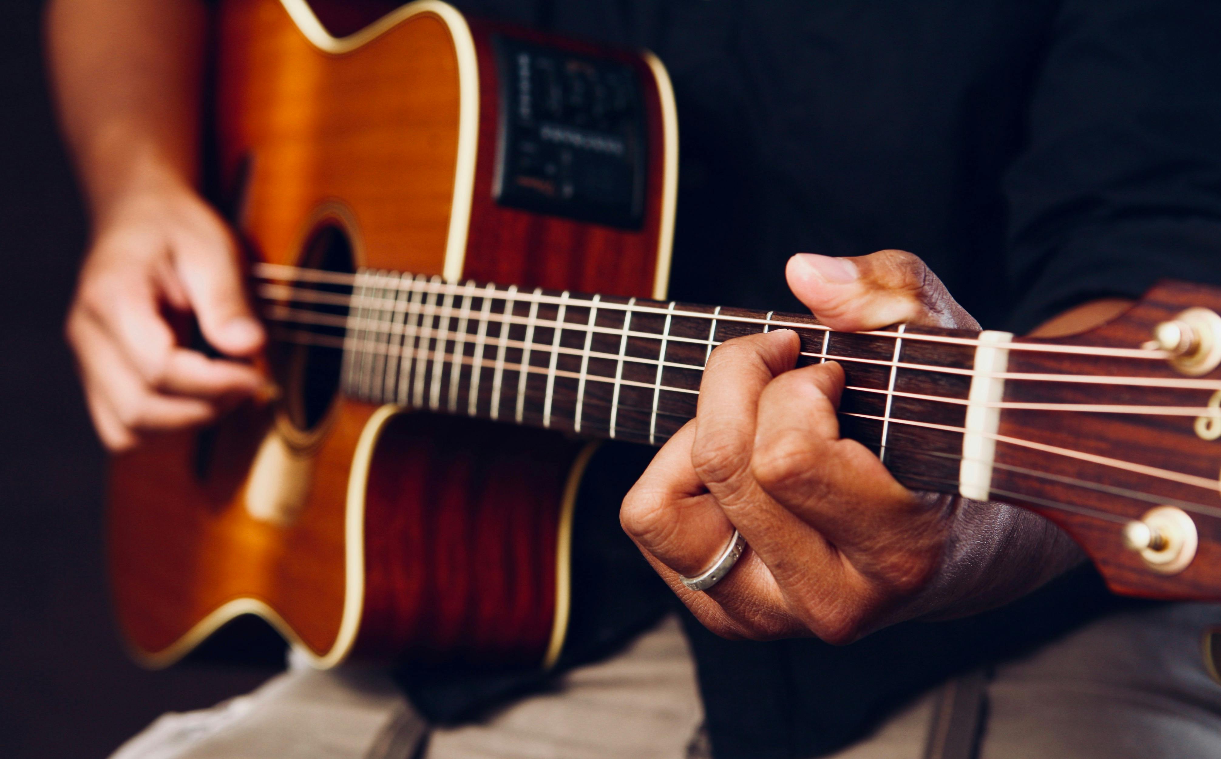 Guitarra acústica disponible para intercambio